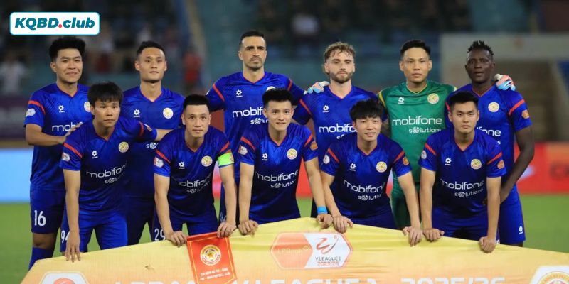 Các câu lạc bộ cạnh tranh quyết liệt từng pha bóng nhằm chiếm lợi thế trong cuộc đua đến ngôi vương