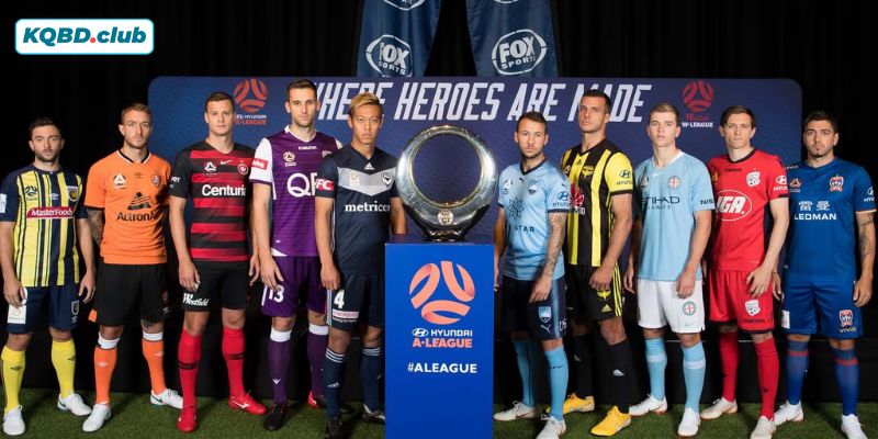 Các cầu thủ chụp ảnh bên chiếc cup vô địch A-League thể hiện tinh thần thể thao Các cầu thủ chụp ảnh bên chiếc cup vô địch A-League thể hiện tinh thần thể thao
