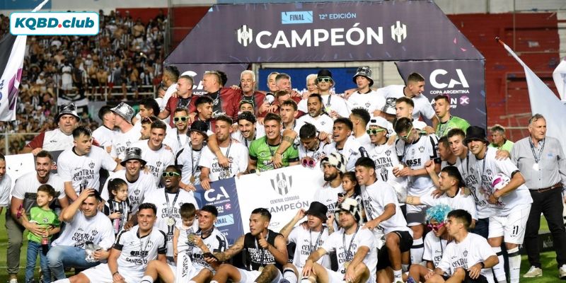 Cổ động viên cuồng nhiệt ăn mừng bàn thắng tại giải VĐQG Argentina Cổ động viên cuồng nhiệt ăn mừng bàn thắng tại giải VĐQG Argentina
