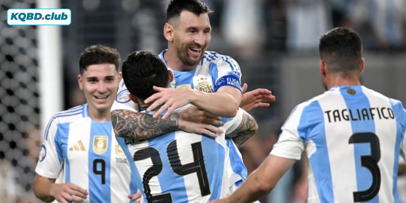Không khí sôi động trên khán đài sân El Monumental trong trận Superclásico Không khí sôi động trên khán đài sân El Monumental trong trận Superclásico